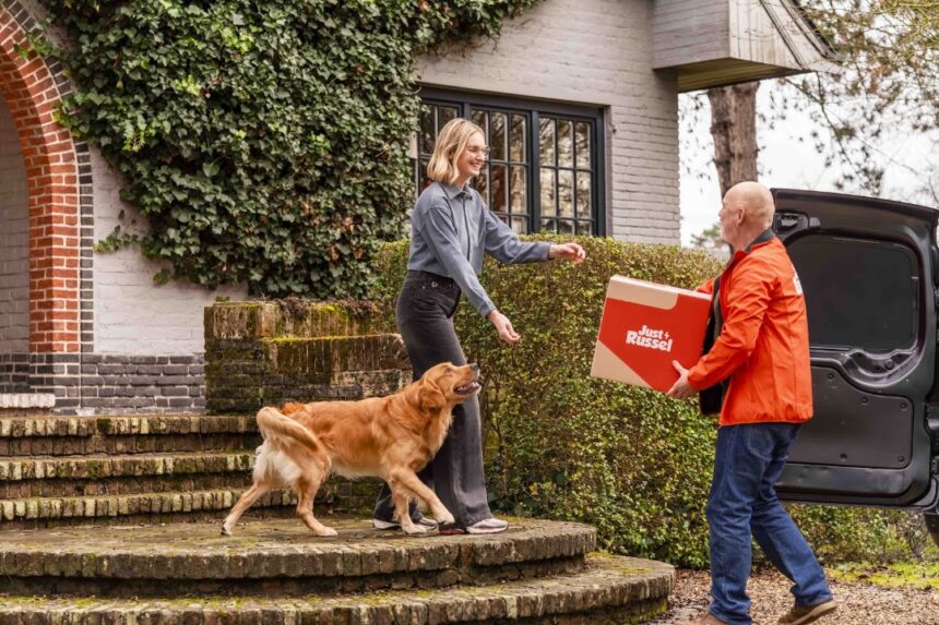 Just Russel Hundefutter wird einer Hundehalterin mit Hund geliefert